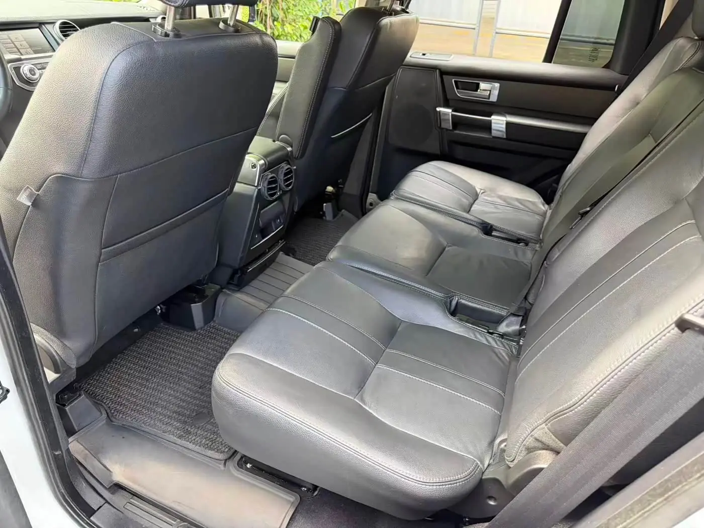 Land Rover Discovery 2016 — Photo 8/13