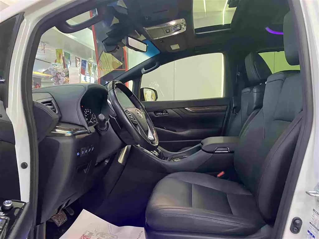 Toyota Vellfire 2023 — Photo 6/18
