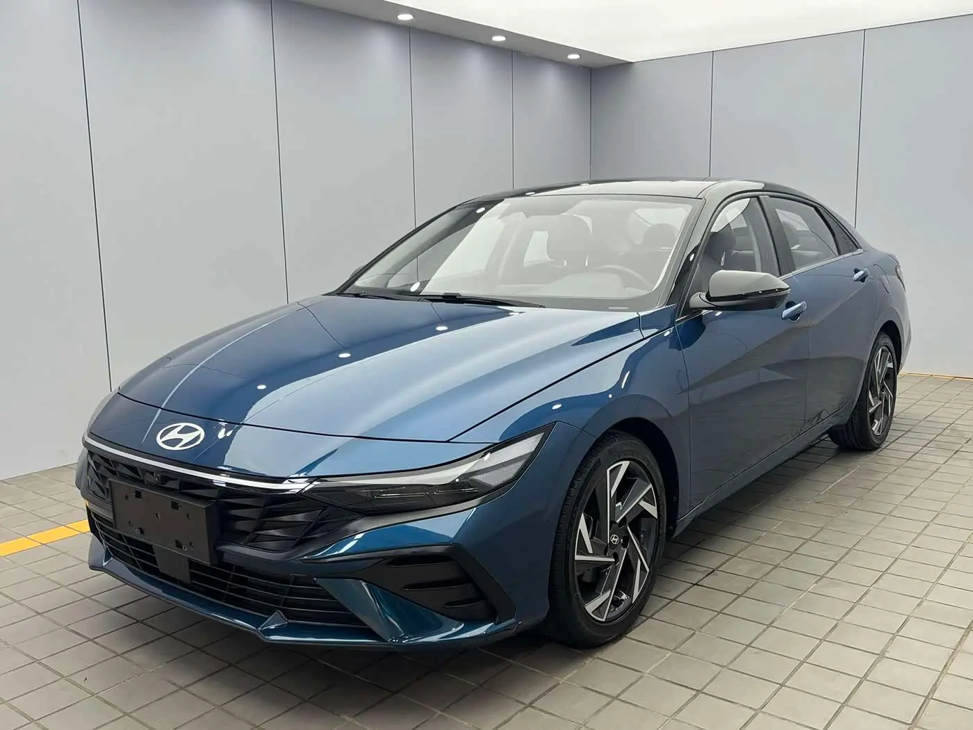 Hyundai Elantra 2024 — Фото 1/20