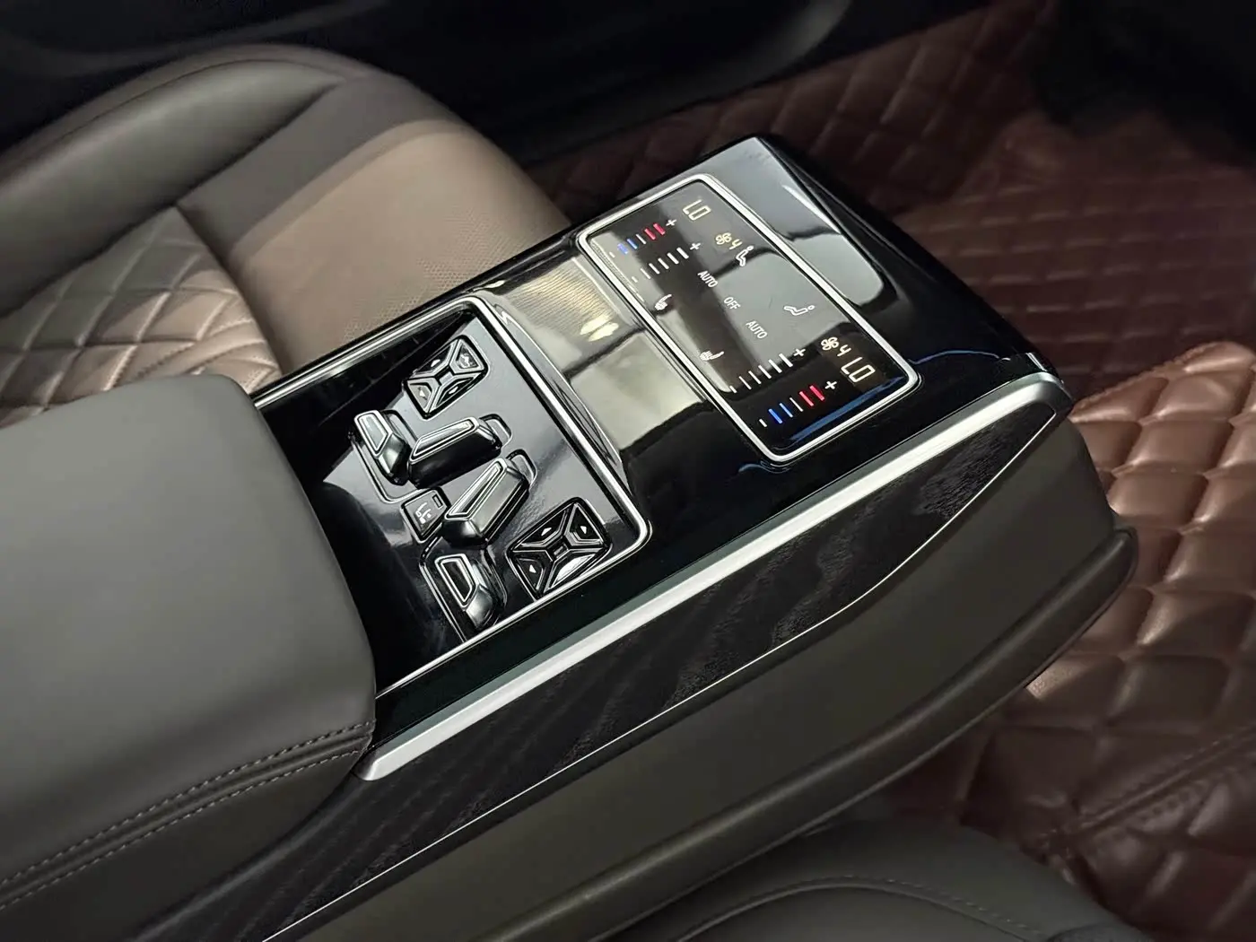 Audi A8 2021 — Photo 11/17