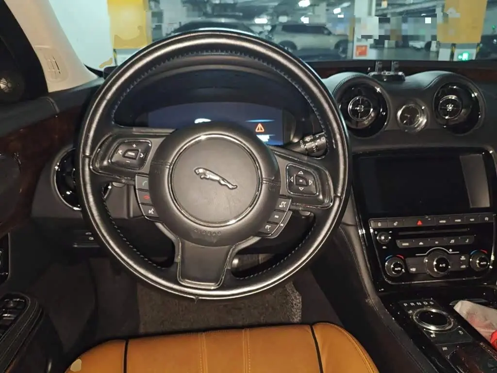 Jaguar XJ 2015 — Şəkil 11/20