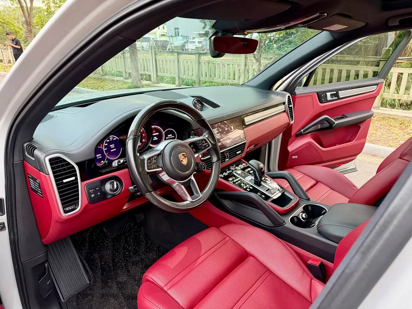 Porsche Cayenne 2023 — Photo 8/20
