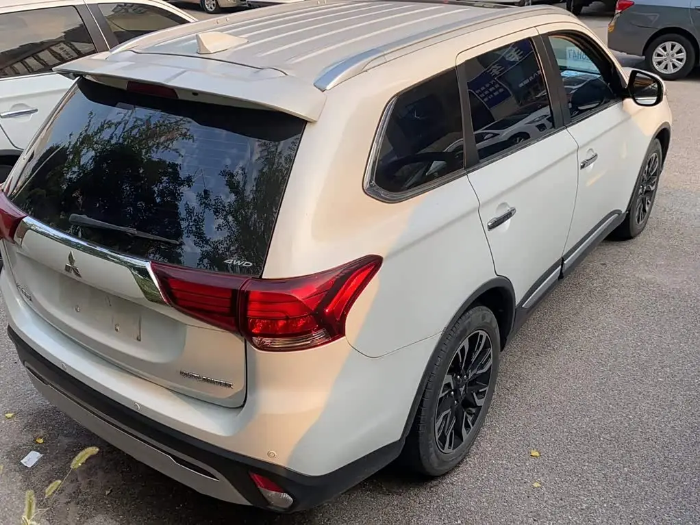 Mitsubishi Outlander 2019 — Photo 6/16