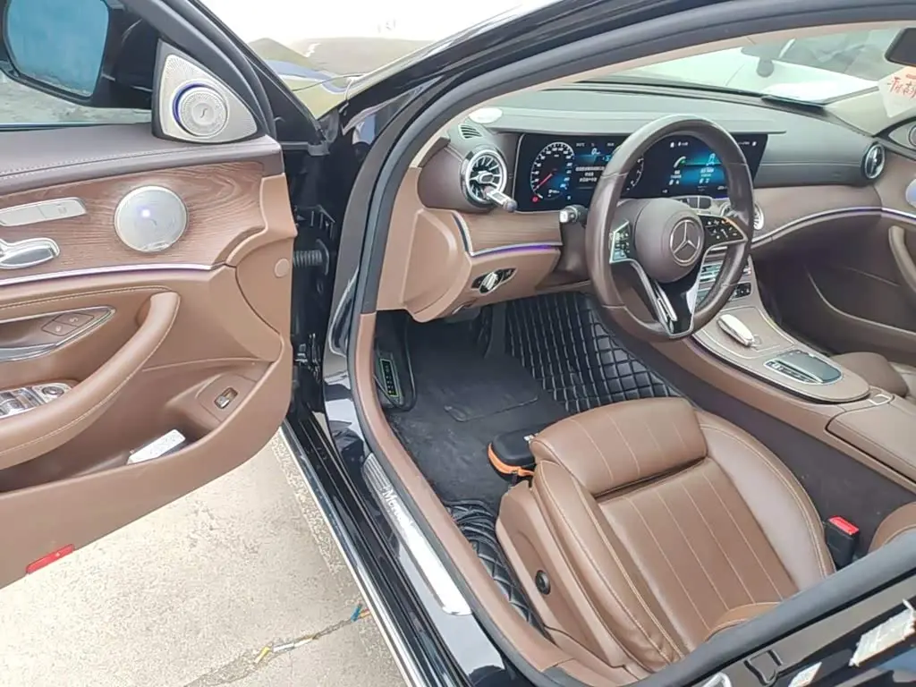 Mercedes-Benz E-Class 2022 — Photo 15/19