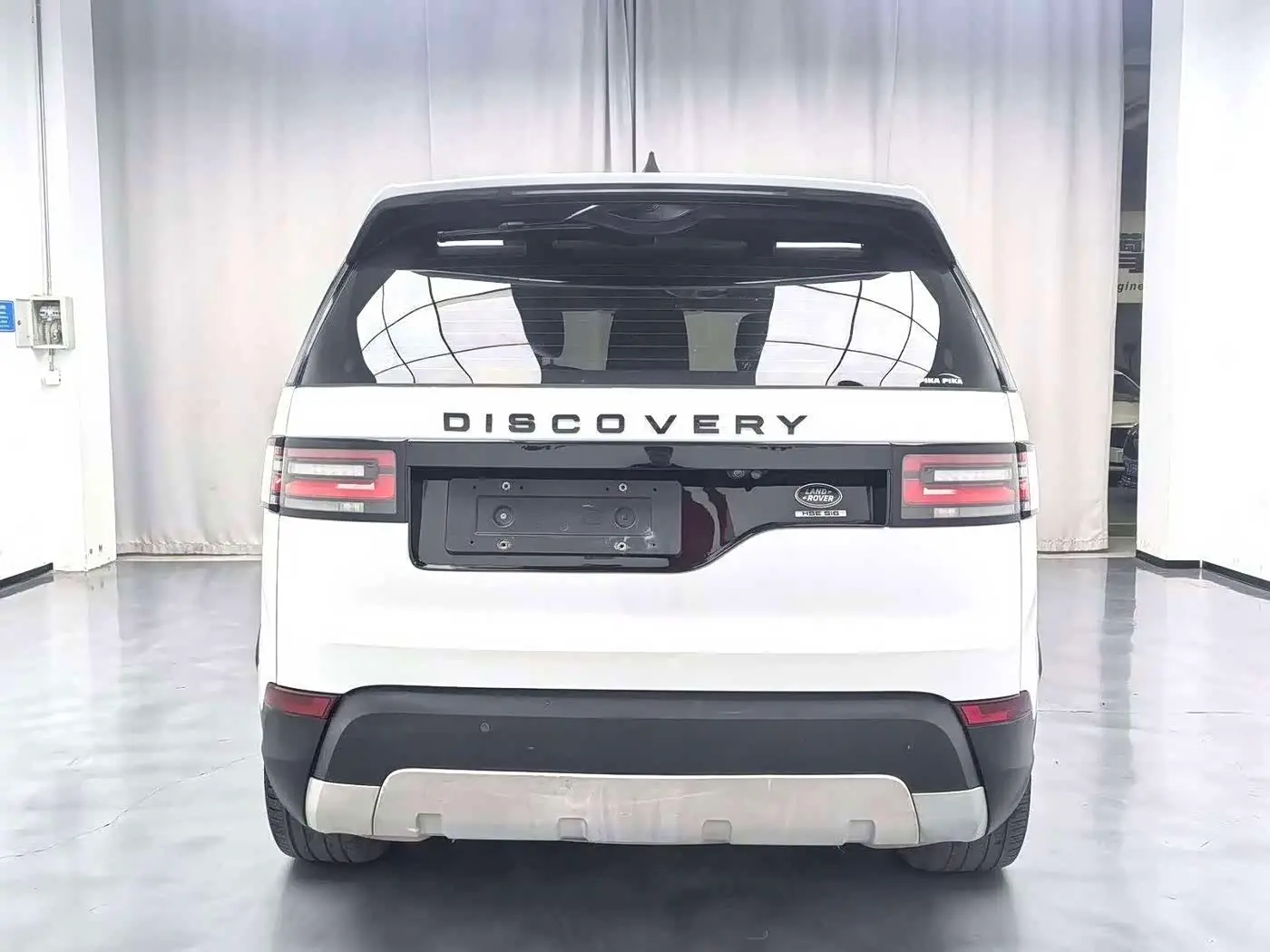 Land Rover Discovery 2017 — Photo 9/10