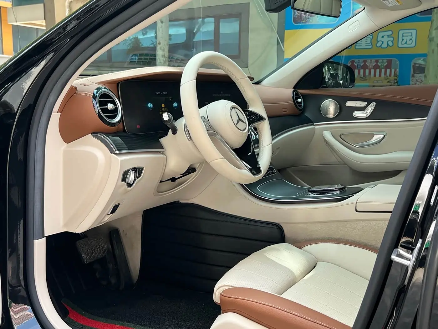 Mercedes-Benz E-Class 2022 — Photo 8/17