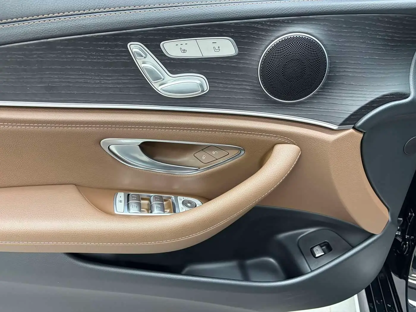 Mercedes-Benz E-Class 2022 — Photo 12/14