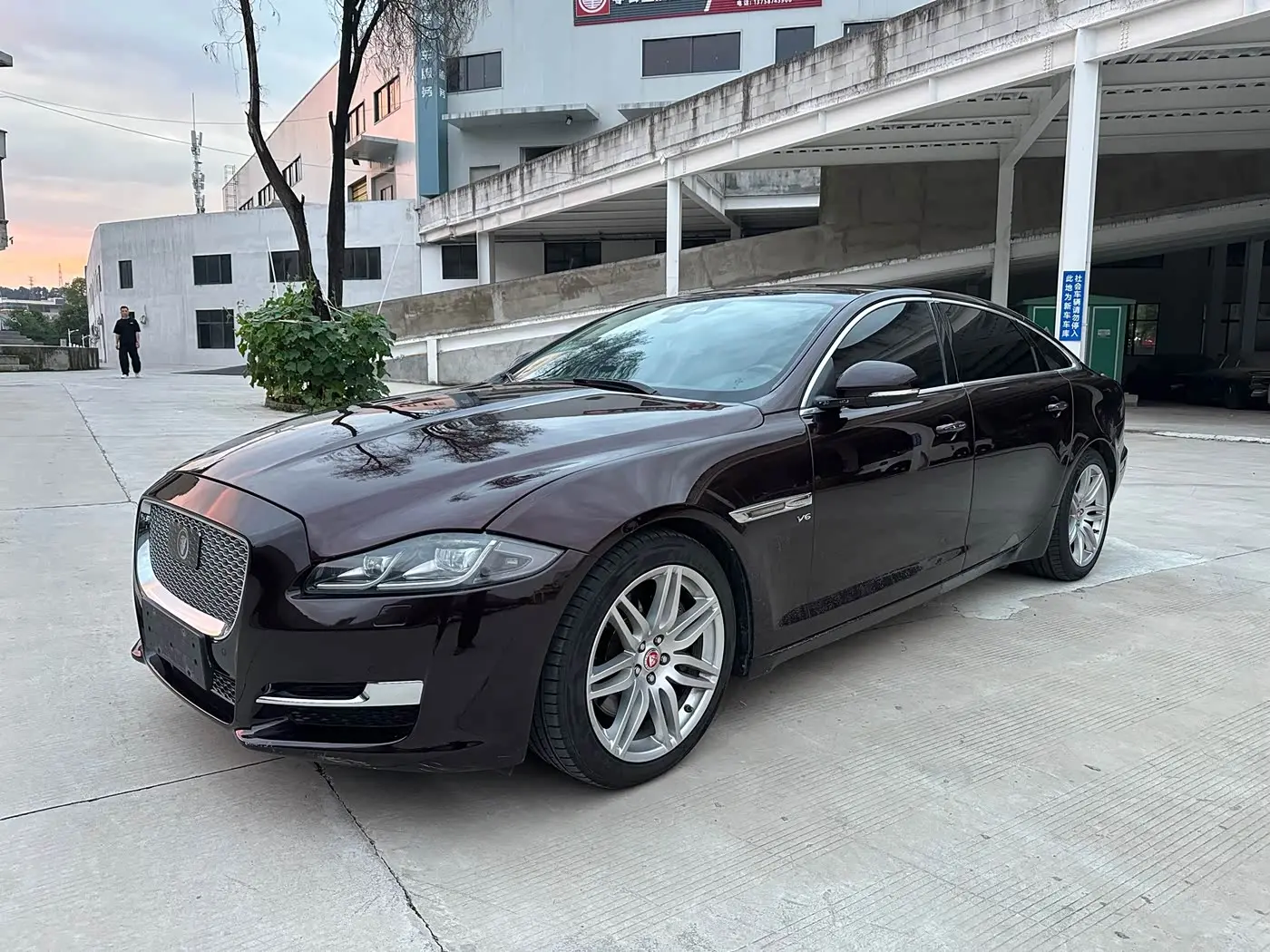 Jaguar XJ 2018 — Photo 1/9