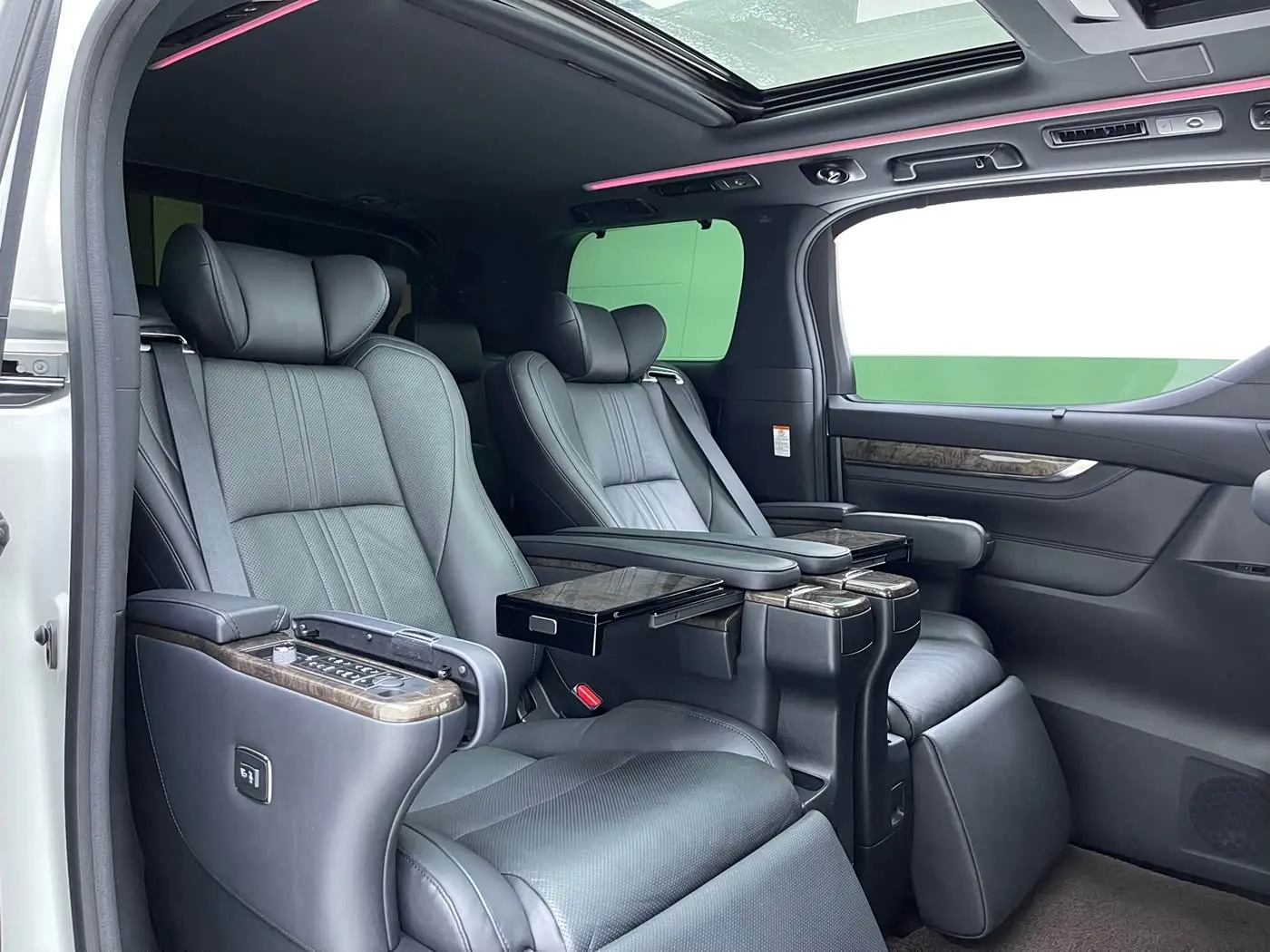 Toyota Alphard 2022 — Photo 9/12