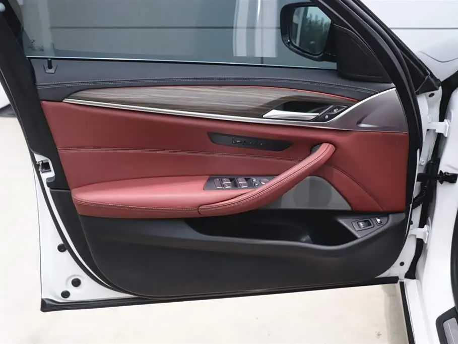 BMW 5 Series New Energy 2023 — Фото 10/20