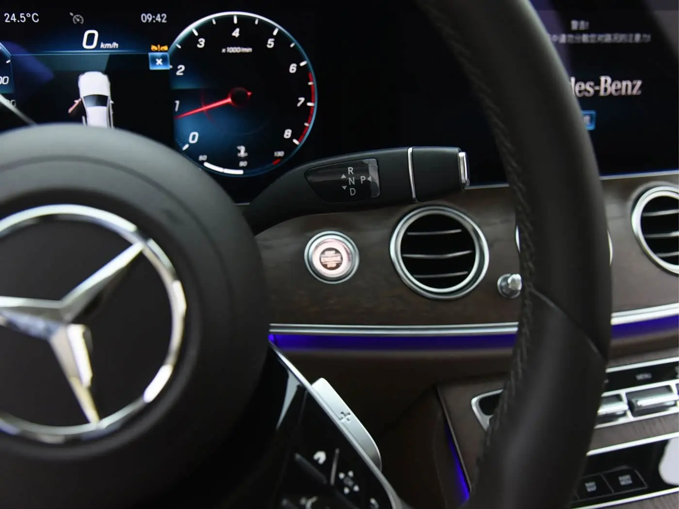 Mercedes-Benz E-Class 2023 — Photo 10/20