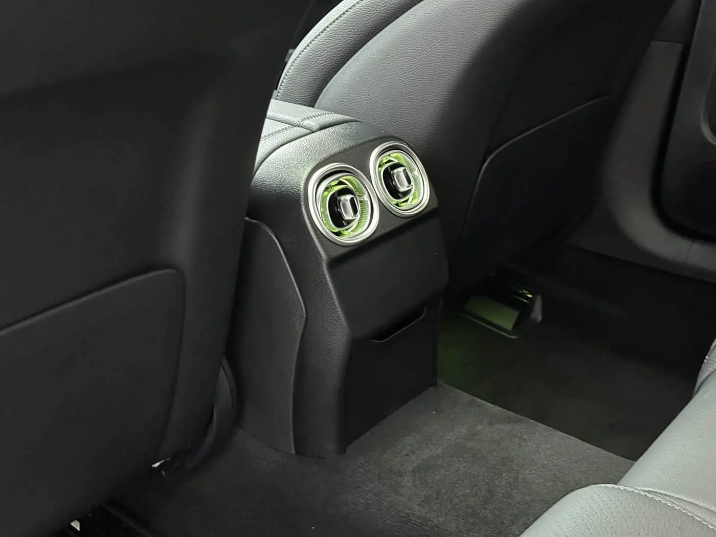 Mercedes-Benz C-Class 2024 — Photo 17/20
