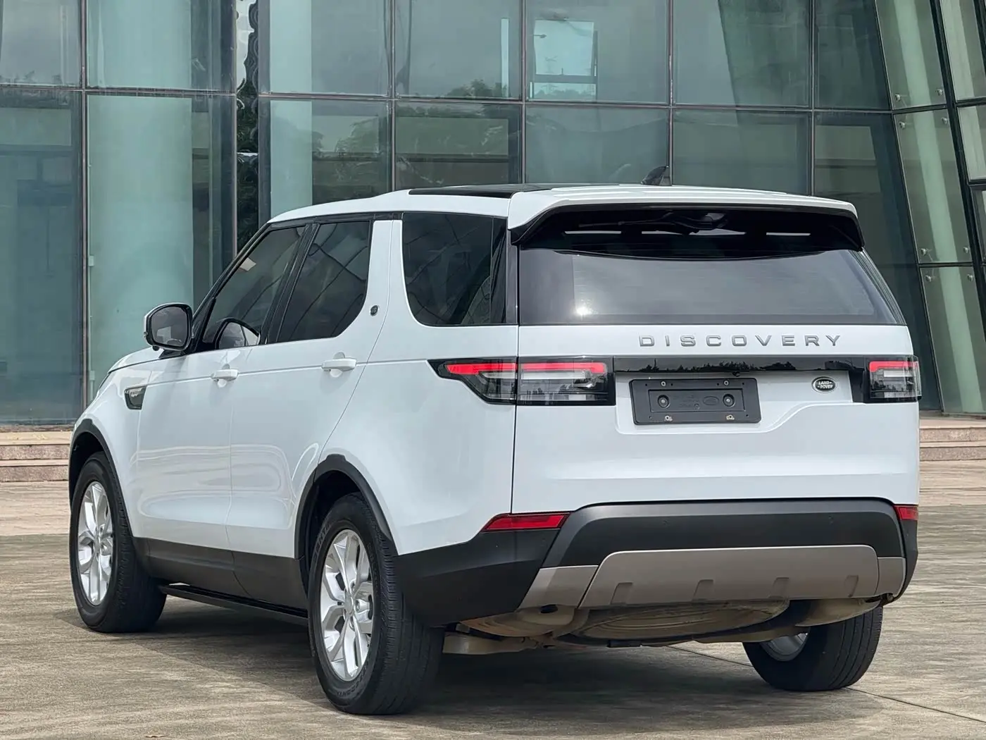 Land Rover Discovery 2019 — Photo 6/9
