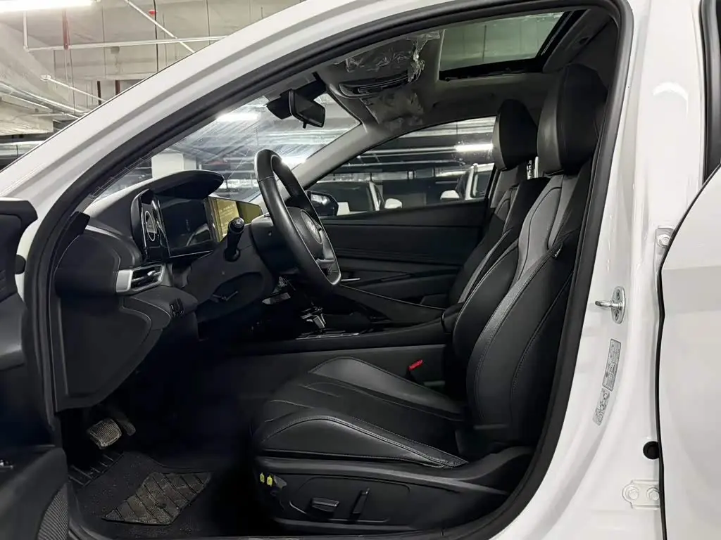 Hyundai Elantra 2023 — Photo 7/15