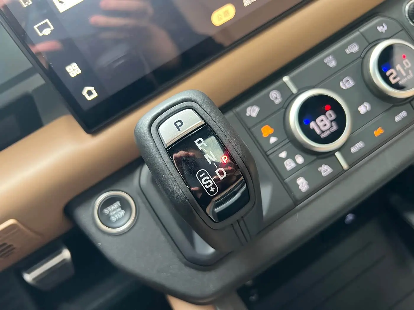 Land Rover Defender 2025 — Photo 8/17