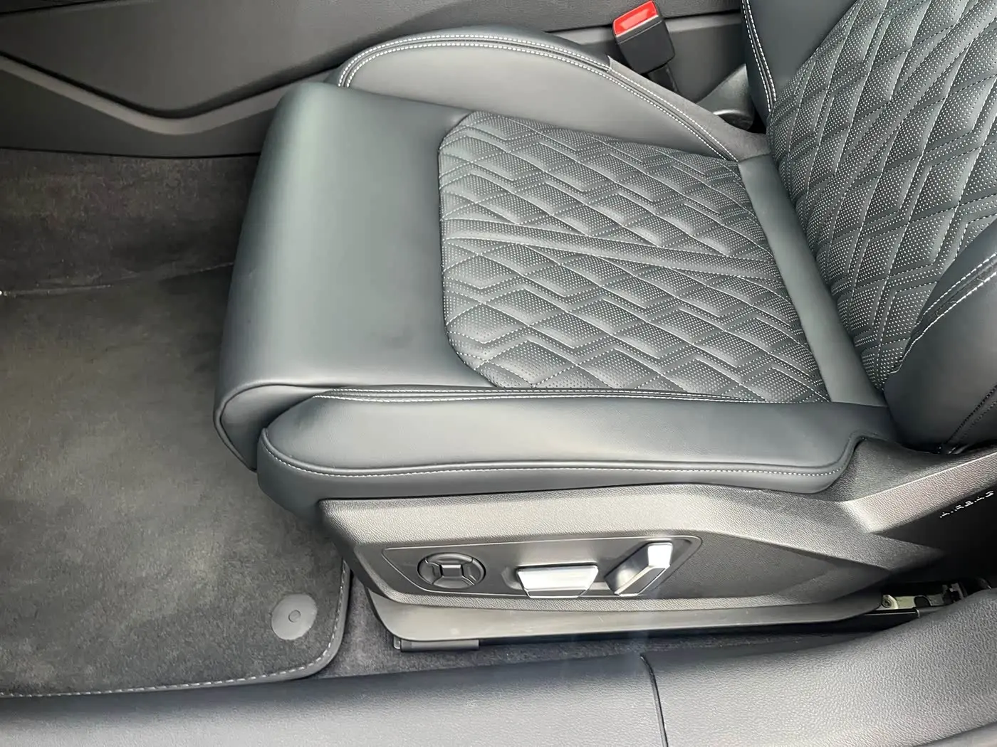 Audi A6L 2025 — Photo 9/20