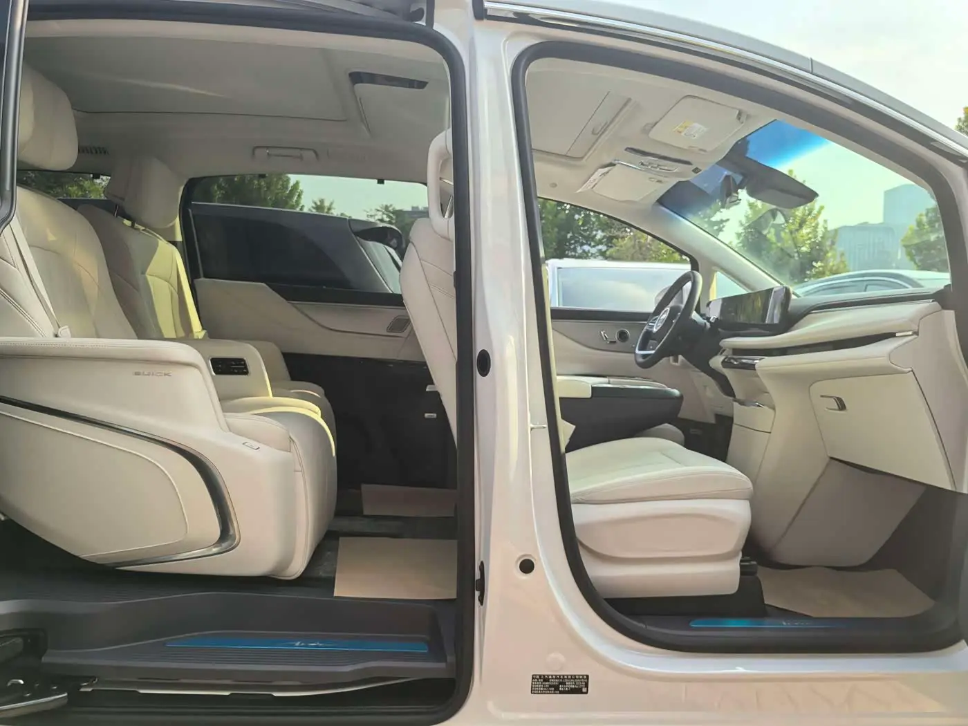 Buick GL8 2025 — Photo 9/9