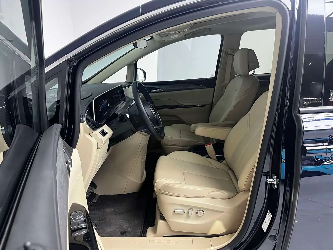 Buick GL8 New Energy 2025 — Фото 15/16