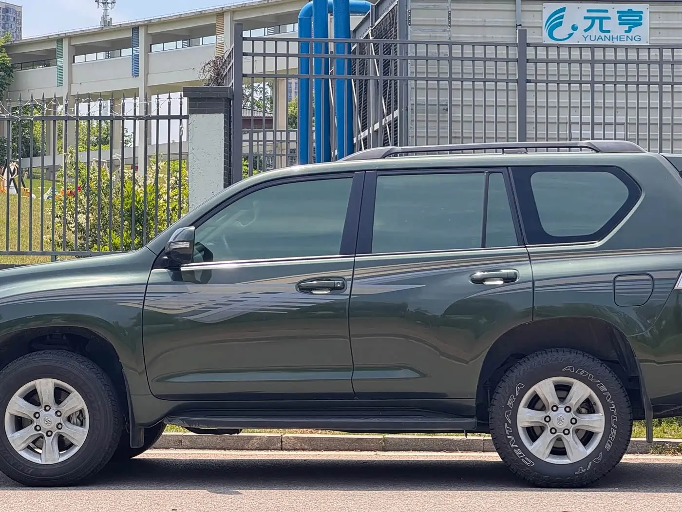 Toyota Prado 2011 — Photo 2/11