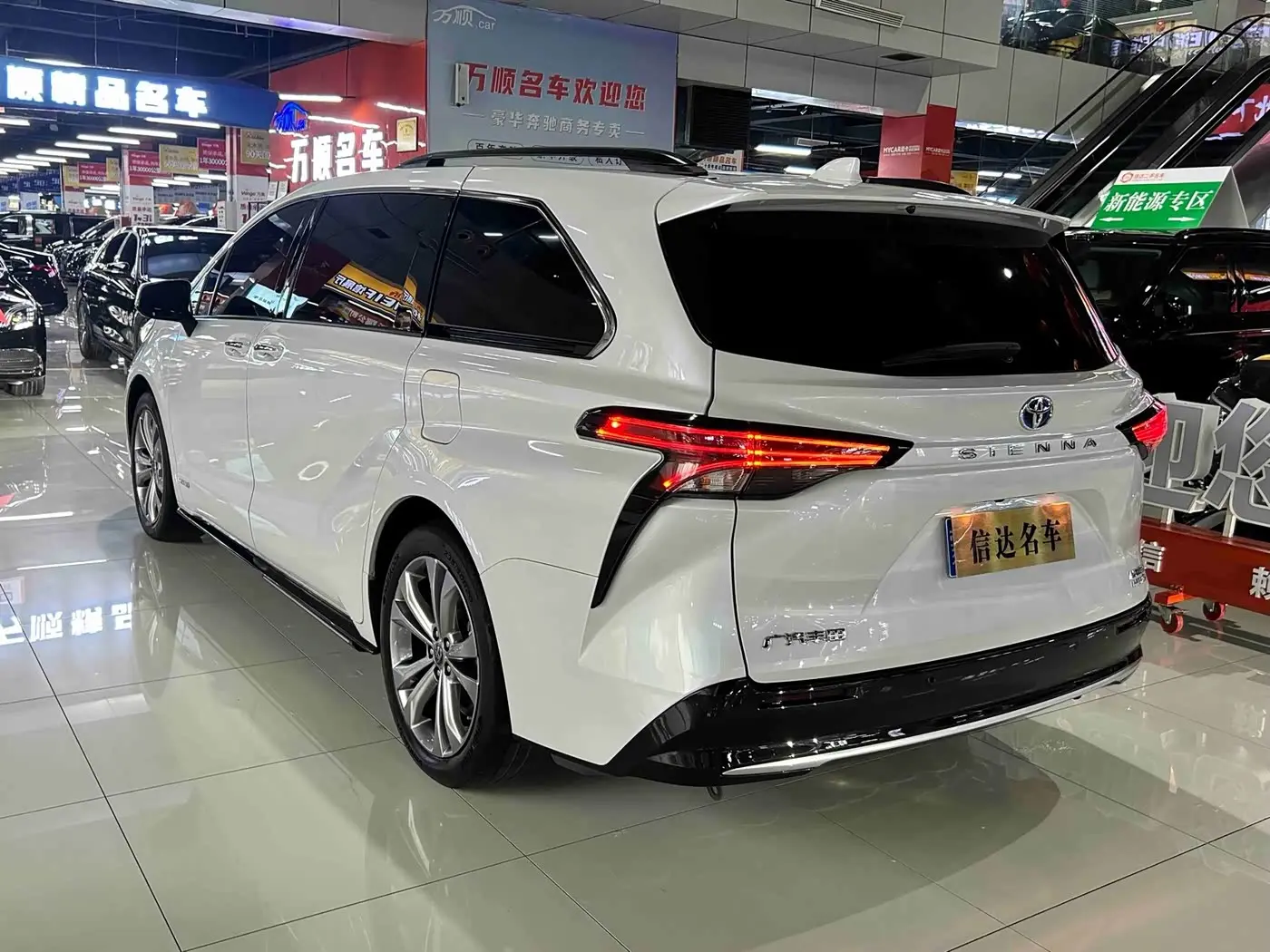 Toyota Sienna 2023 — Фото 19/20