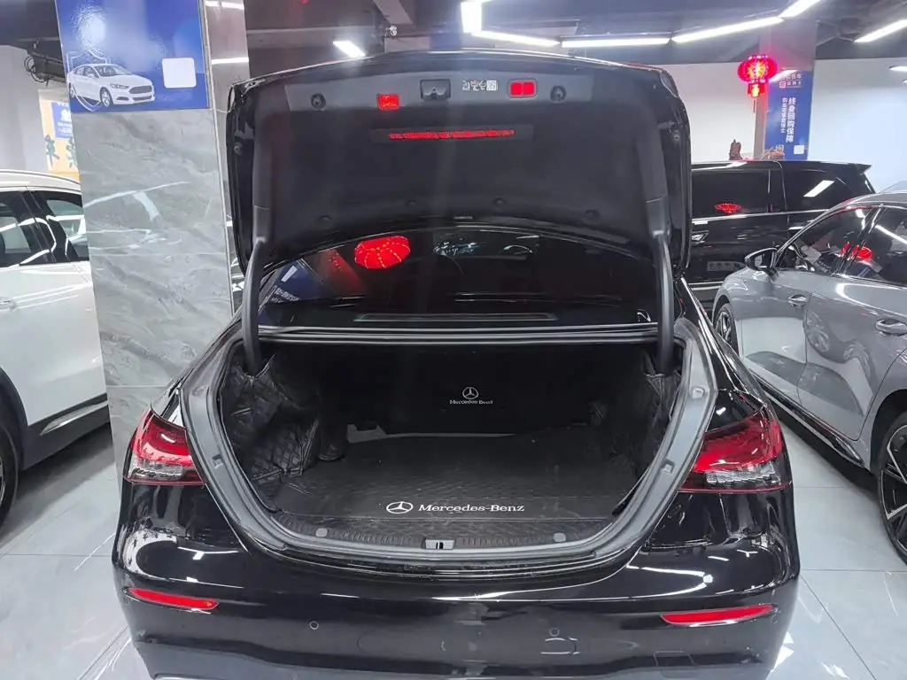 Mercedes-Benz E-Class 2023 — Photo 9/20