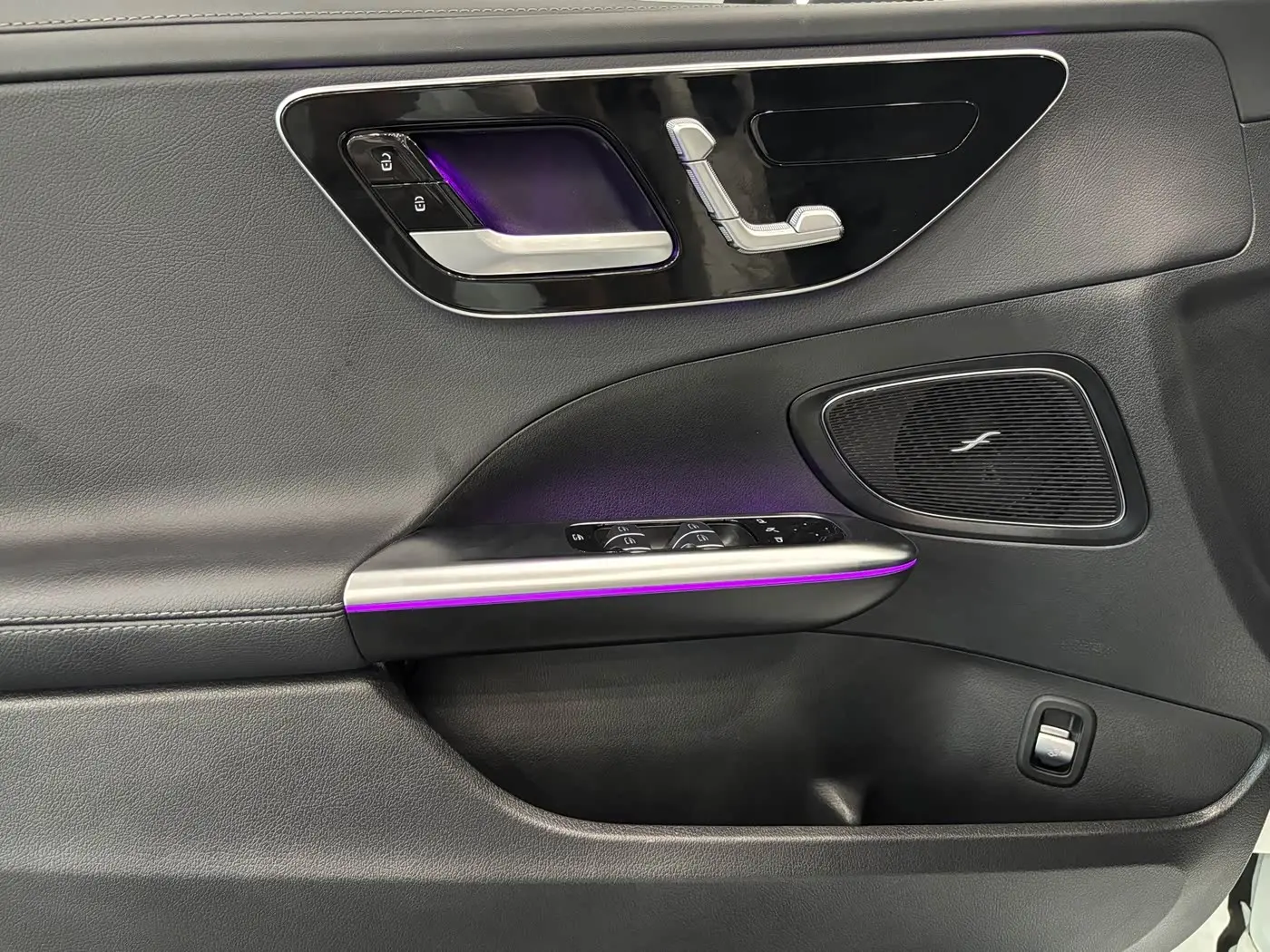 Mercedes-Benz C-Class 2025 — Photo 14/20