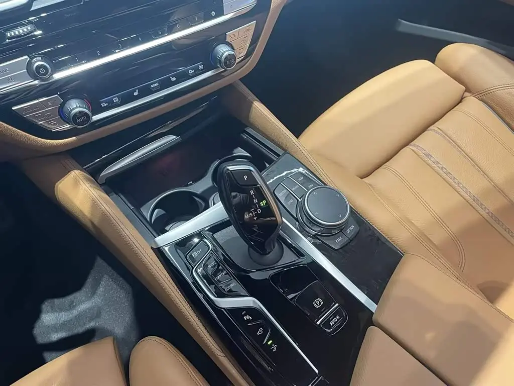 BMW 6 Series GT 2023 — Şəkil 15/18