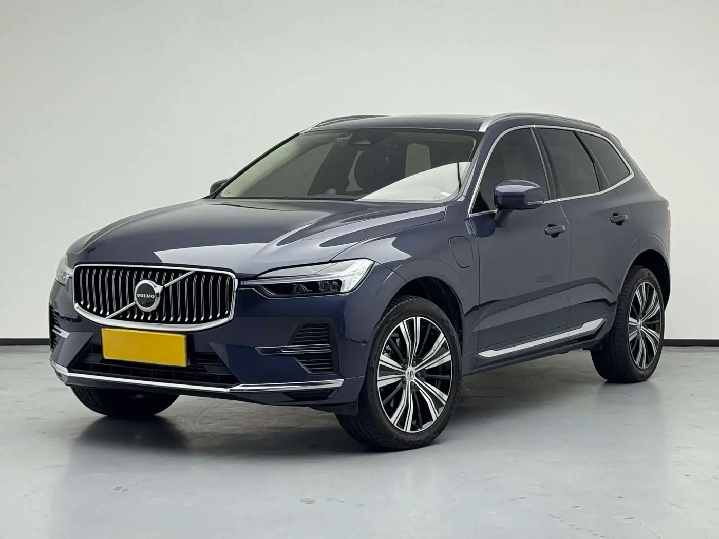 Volvo XC60 Plug-in Hybrid 2022 — Фото 1/20