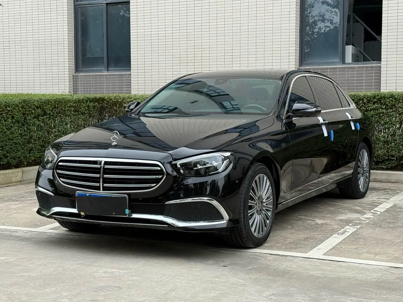 Mercedes-Benz E-Class 2023 — Photo 1/9