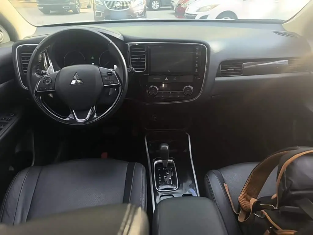 Mitsubishi Outlander 2019 — Photo 10/20