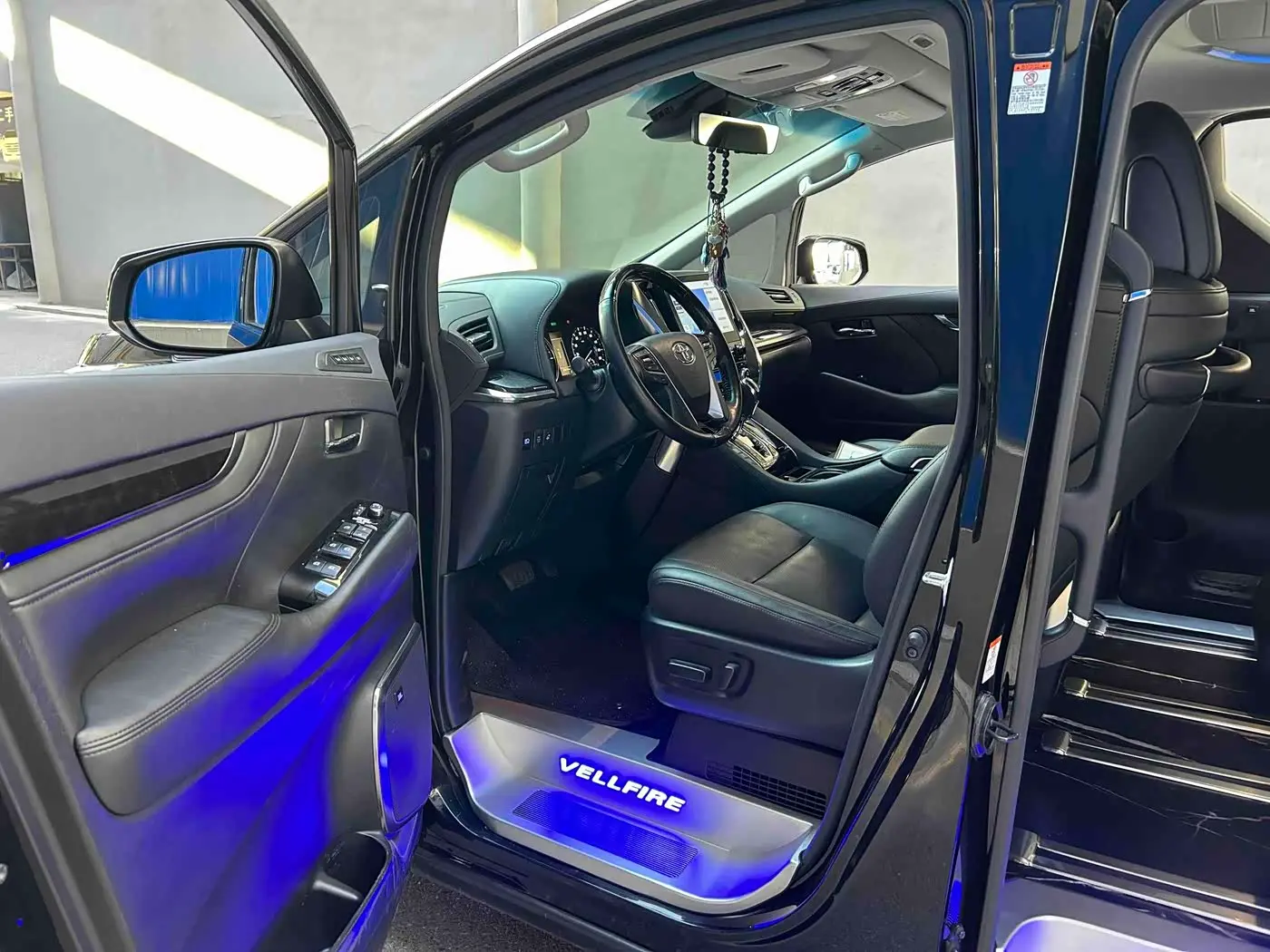 Toyota Vellfire 2021 — Photo 3/10