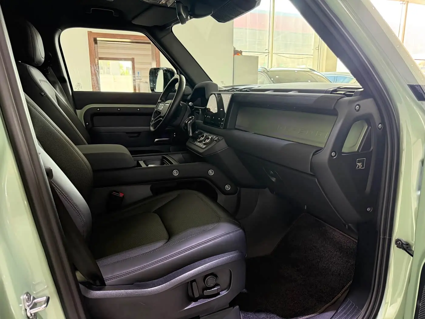 Land Rover Defender 2023 — Photo 9/19