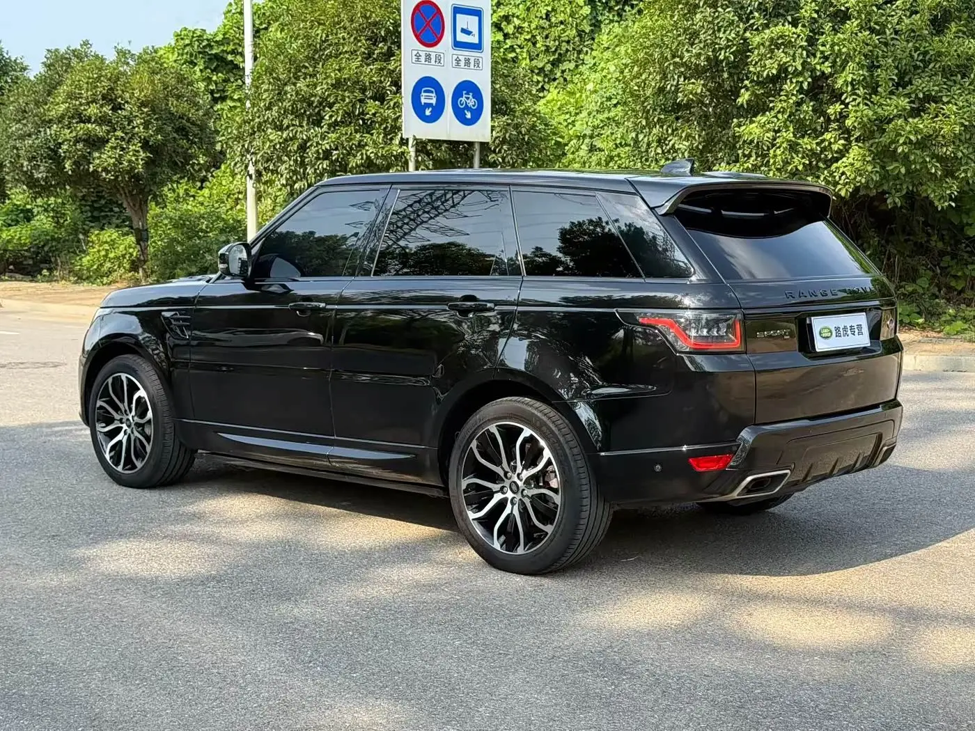Land Rover Range Rover Sport 2023 — Photo 3/9