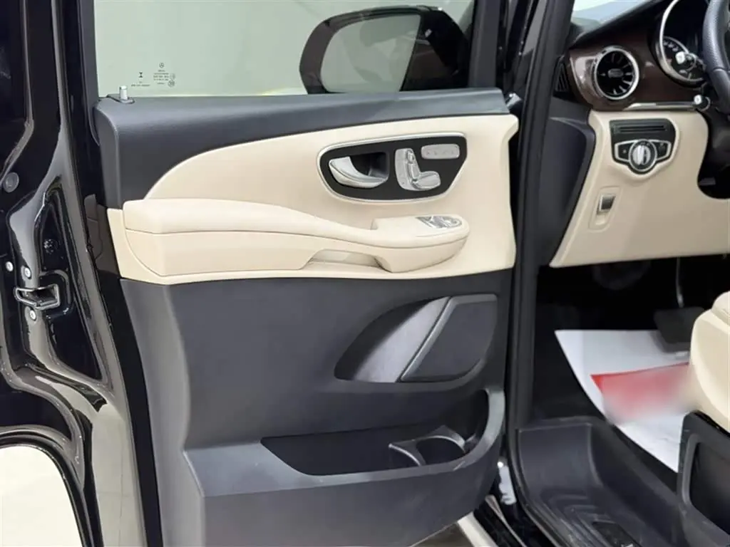 Mercedes-Benz V-Class 2022 — Photo 7/20
