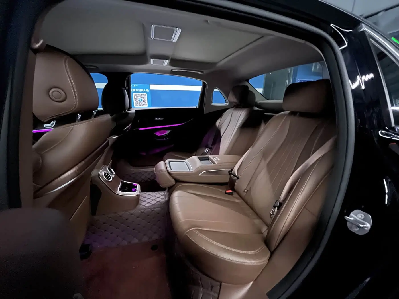 Mercedes-Benz E-Class 2023 — Photo 12/18