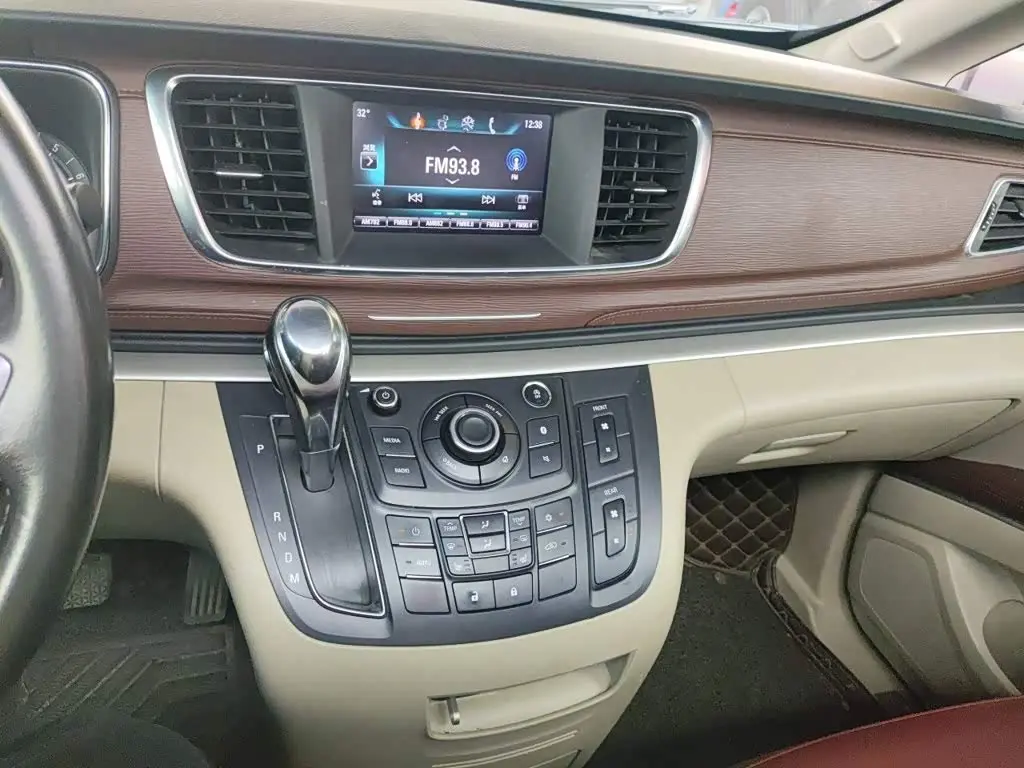 Buick GL8 2017 — Photo 6/20