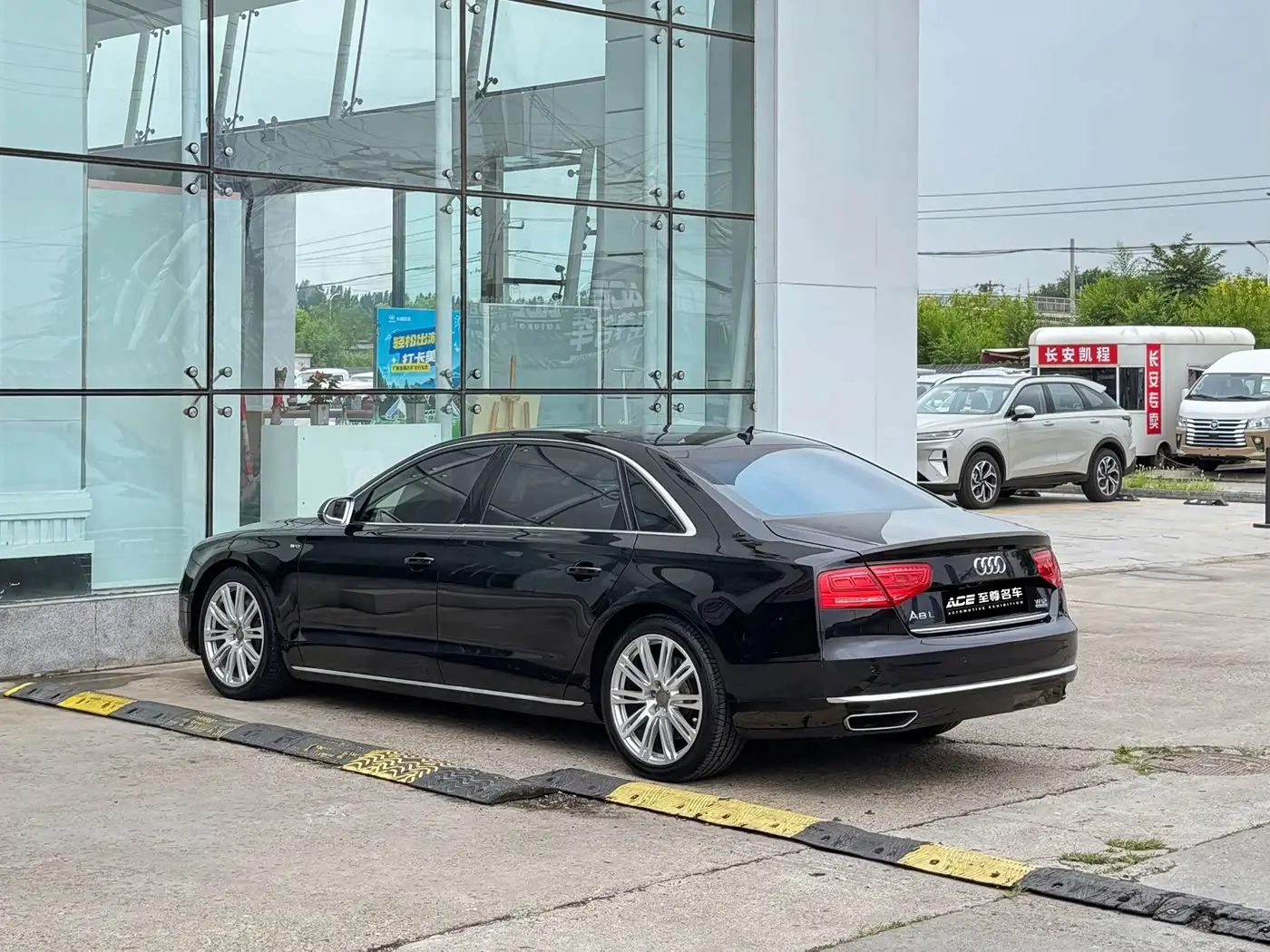 Audi A8 2011 — Photo 6/20