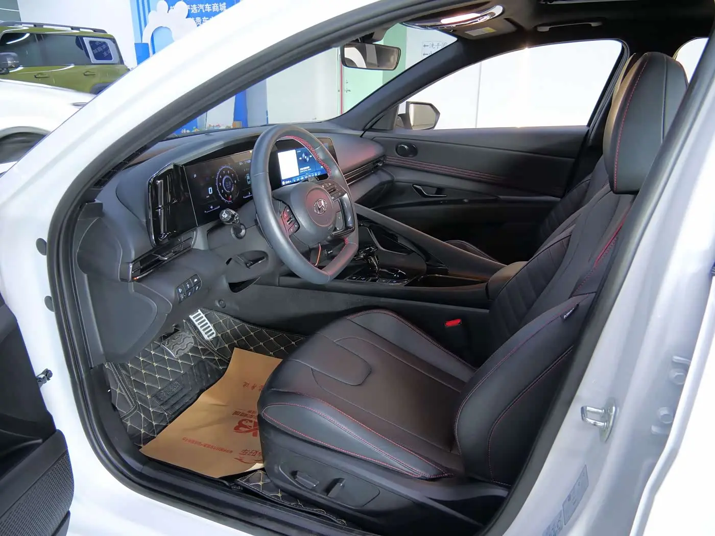 Hyundai Elantra 2023 — Photo 8/18