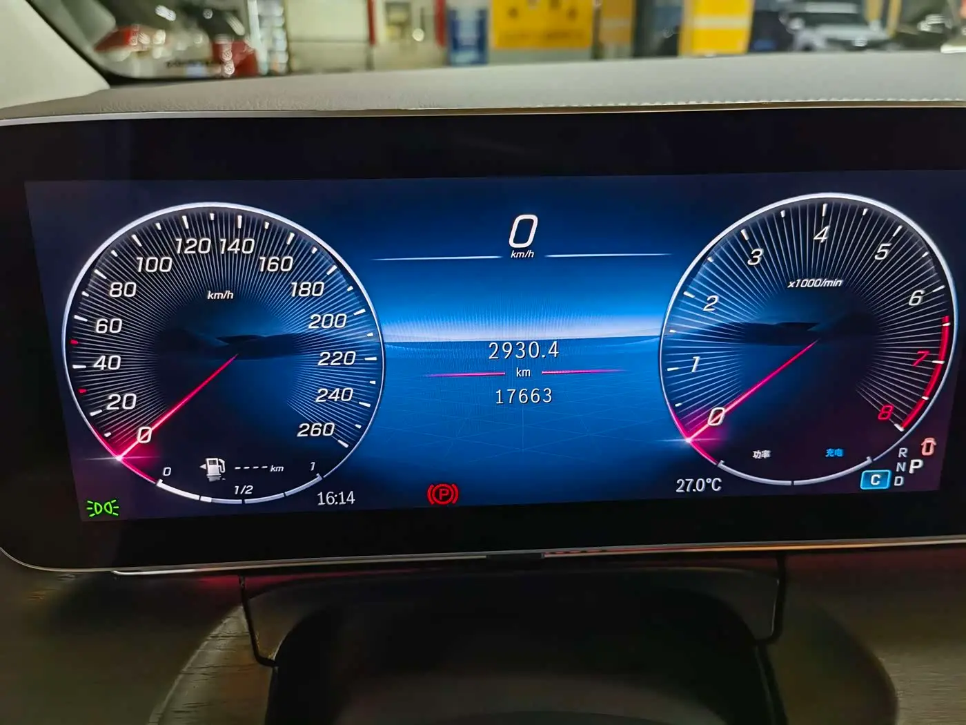 Mercedes-Benz V-Class 2025 — Photo 14/20