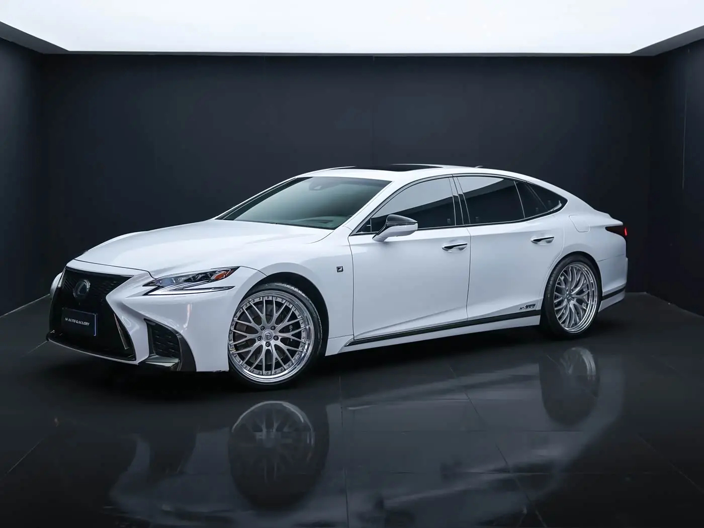 Lexus LS 2018 — Фото 1/20