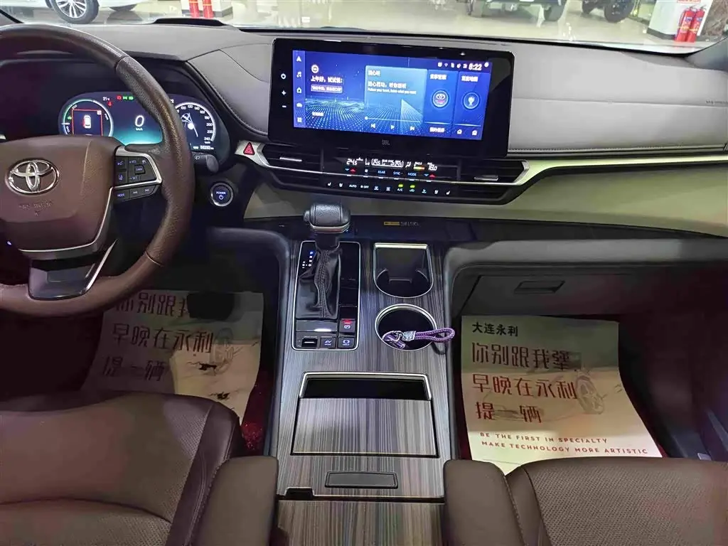 Toyota Granvia 2023 — Photo 6/18
