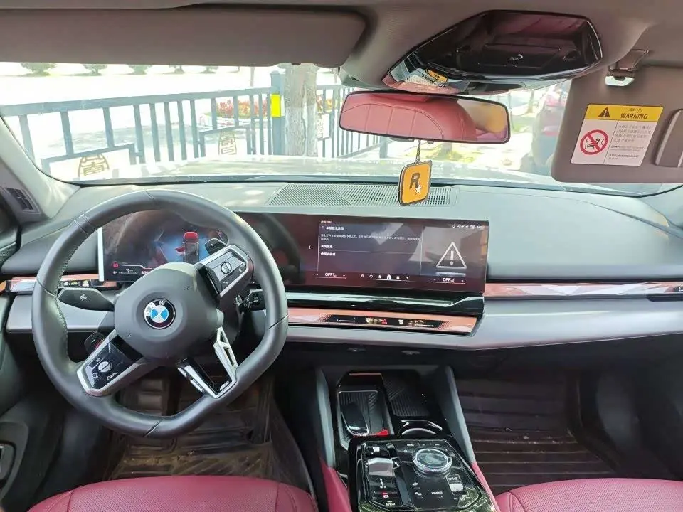 BMW 5 Series 2025 — Photo 8/9