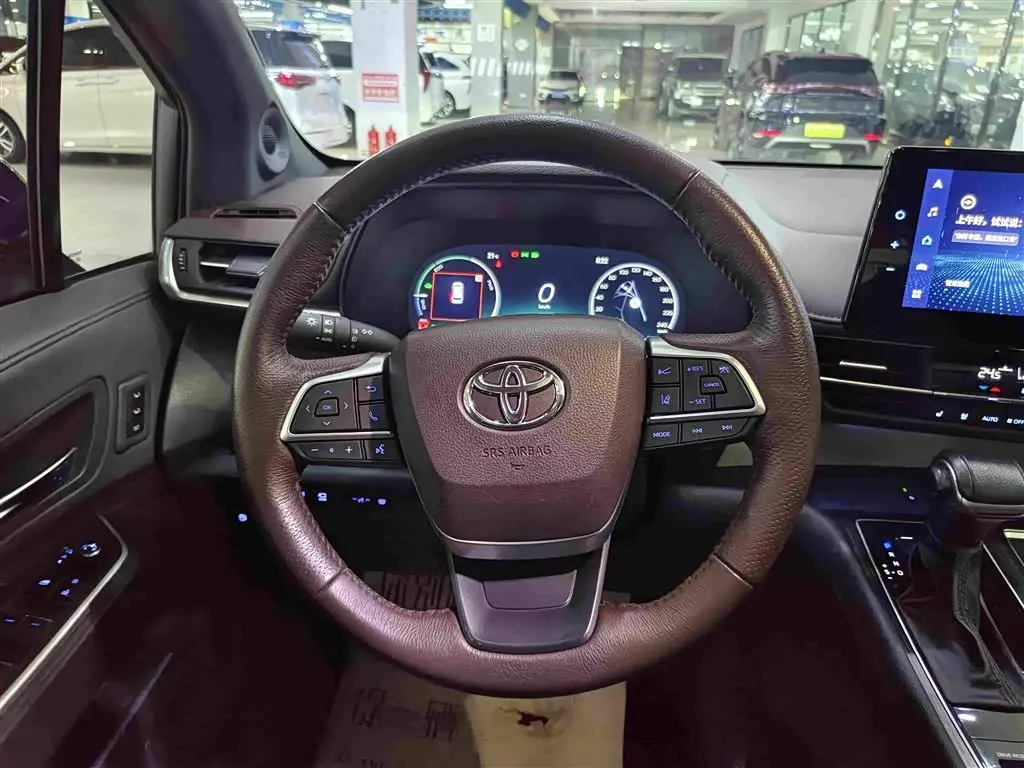 Toyota Granvia 2023 — Photo 7/18