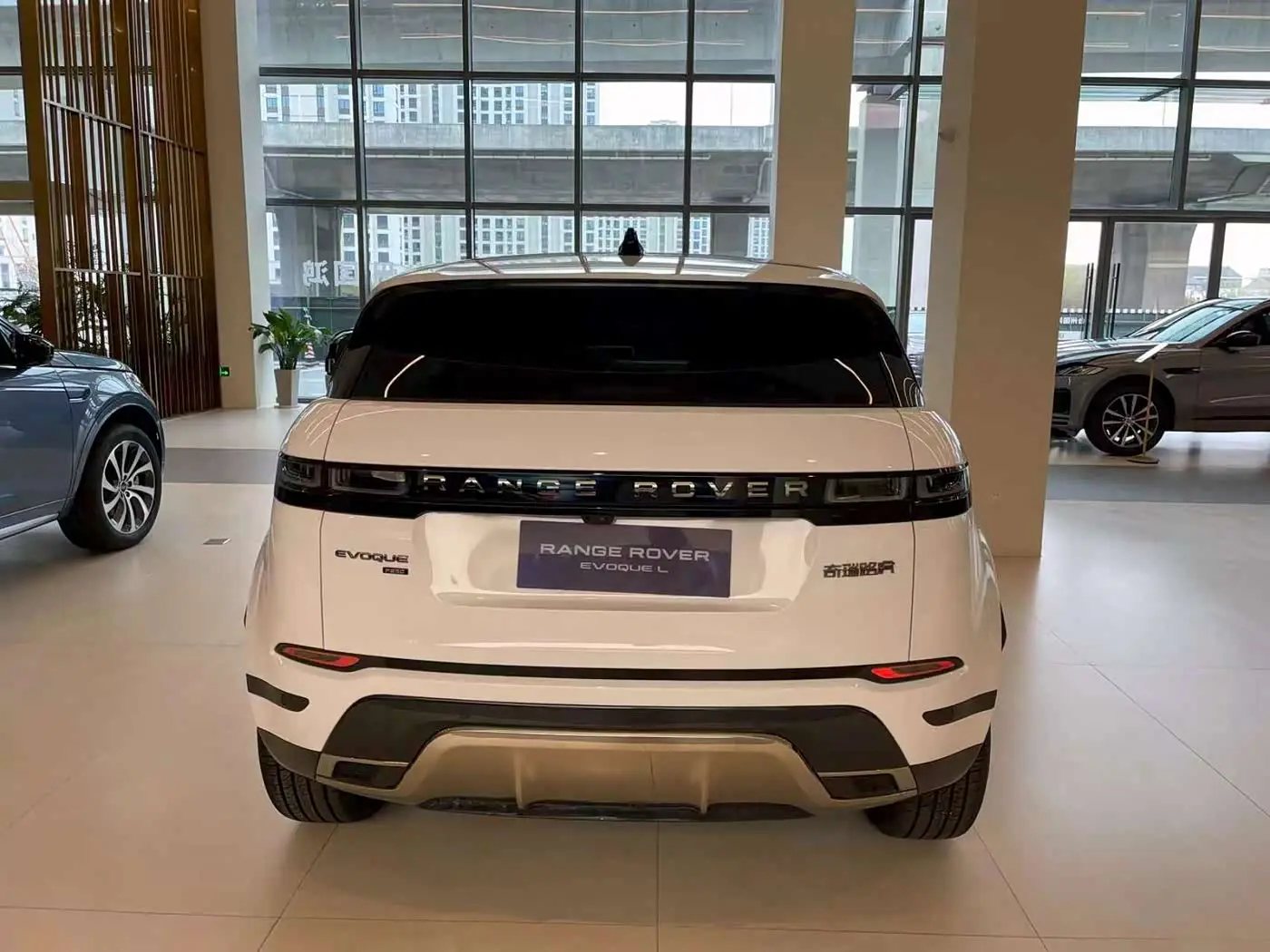Land Rover Range Rover Evoque 2023 — Фото 4/5