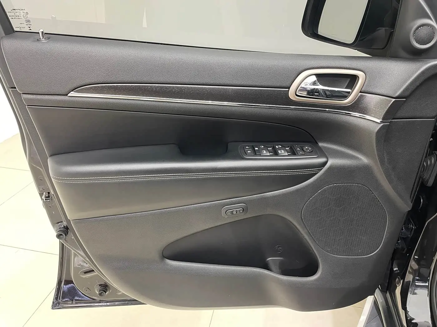 Jeep Grand Cherokee 2017 — Фото 11/20