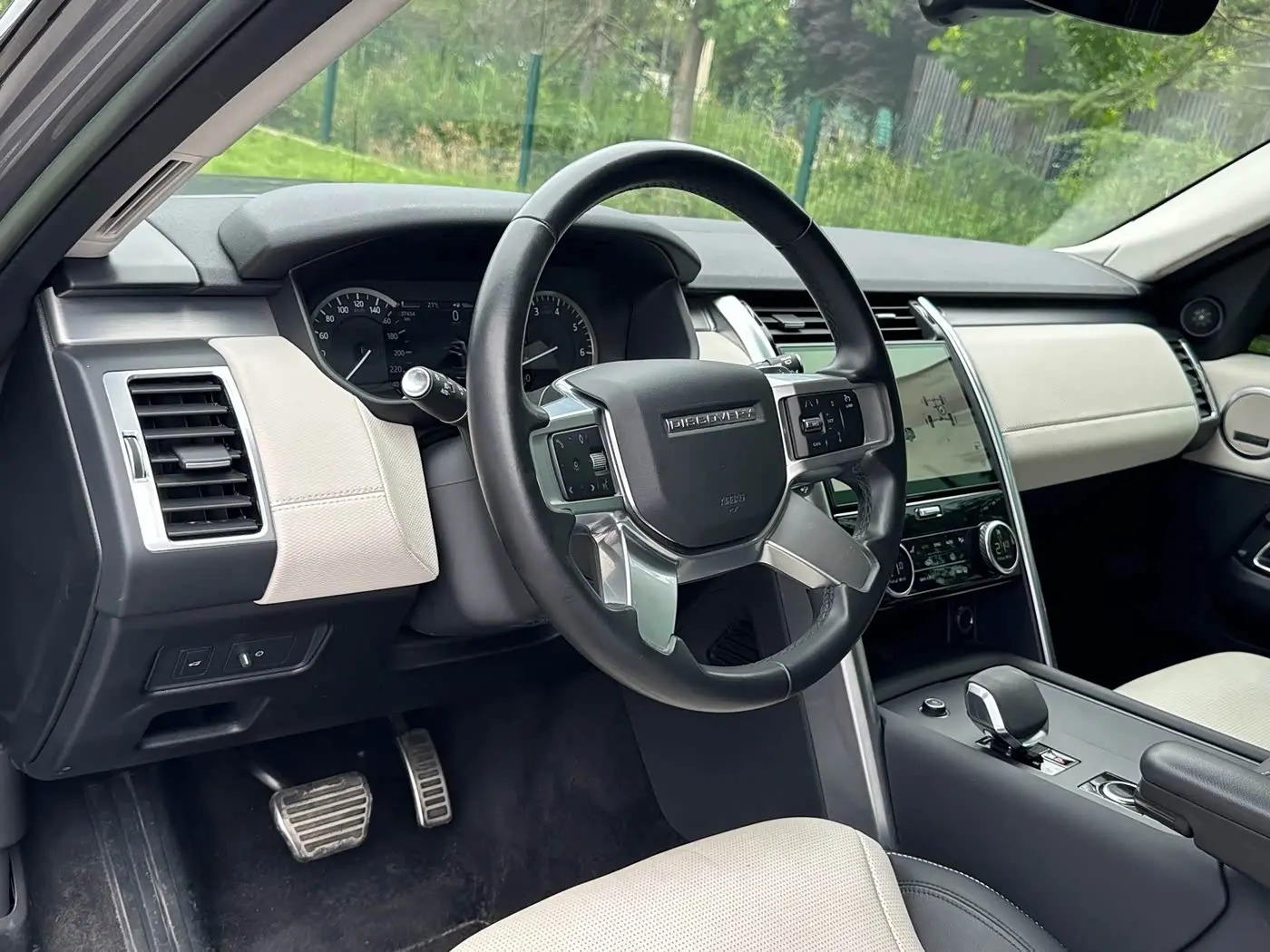 Land Rover Discovery 2023 — Photo 9/20