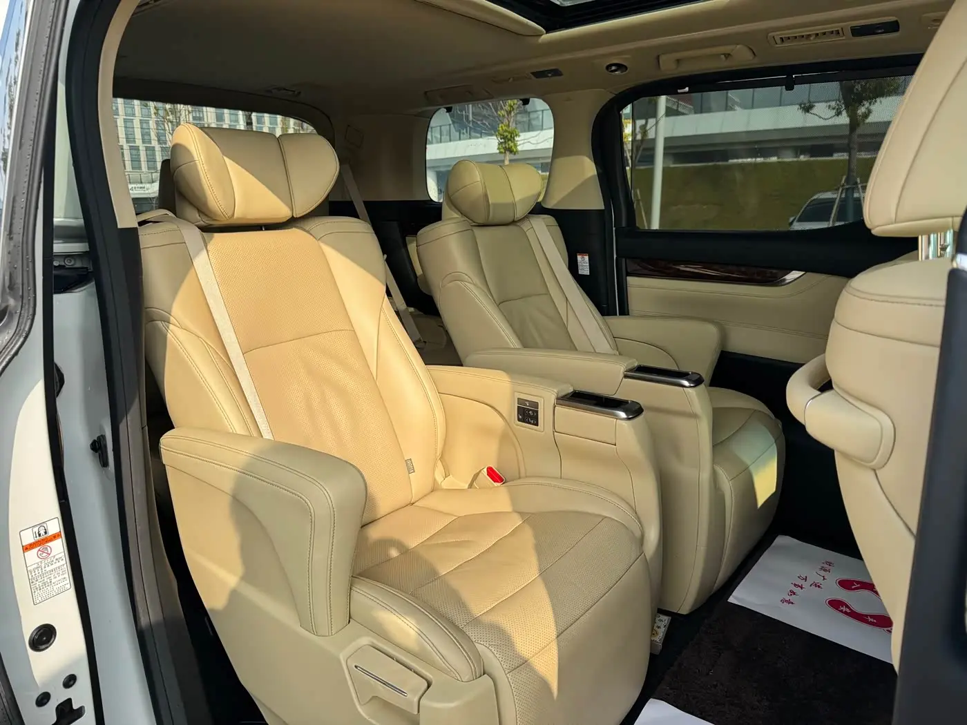 Toyota Alphard 2019 — Photo 14/18