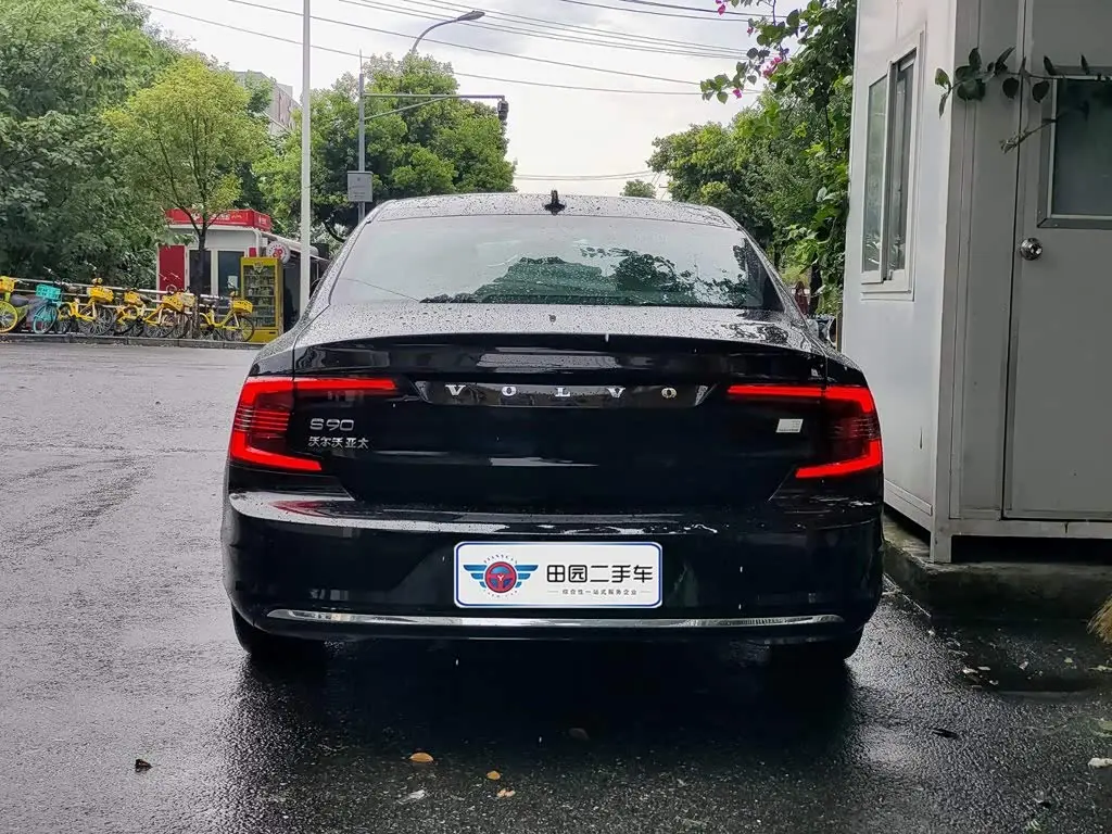 Volvo S90 Plug-in Hybrid 2023 — Фото 5/11
