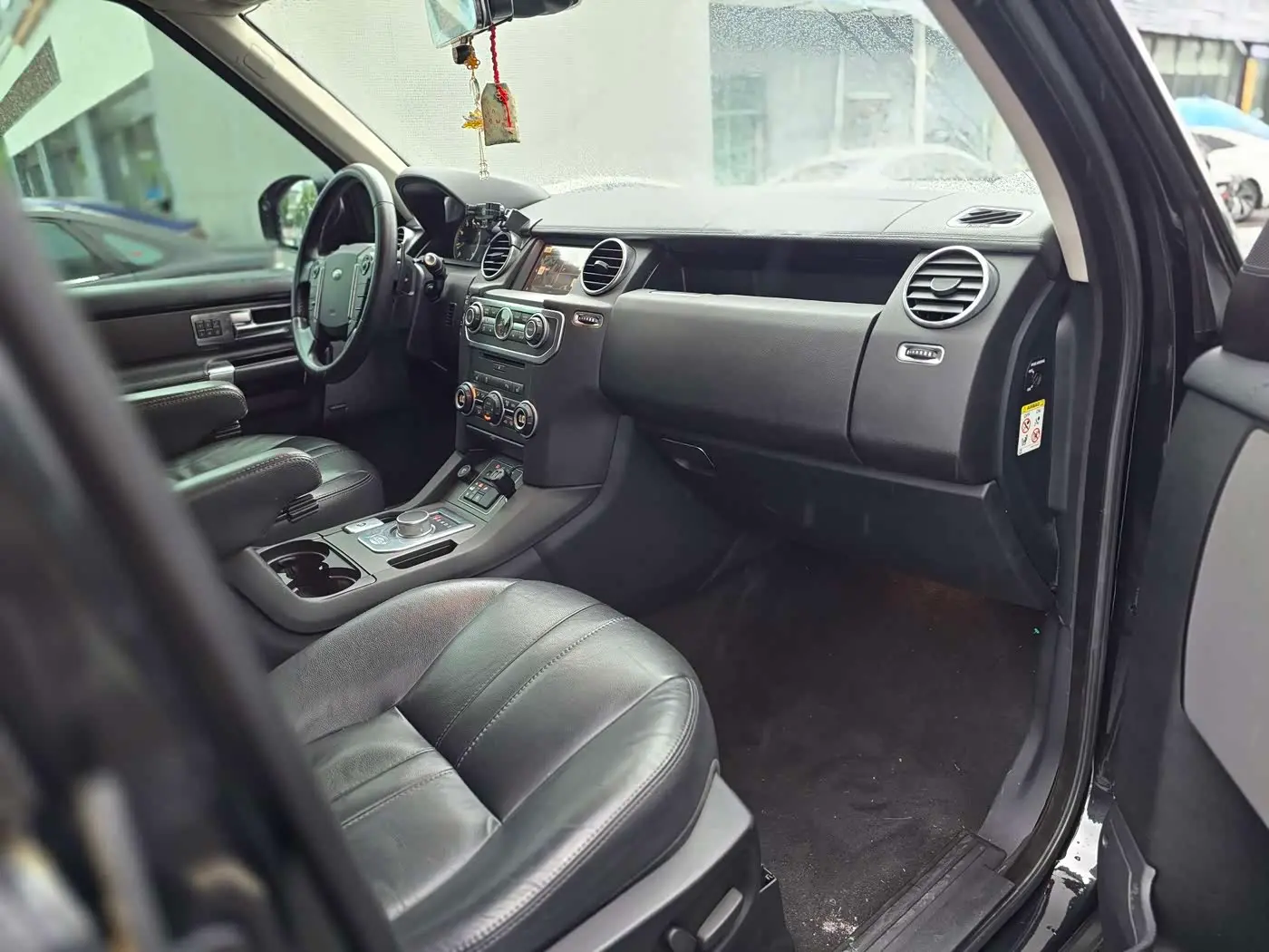 Land Rover Discovery 2016 — Фото 7/15