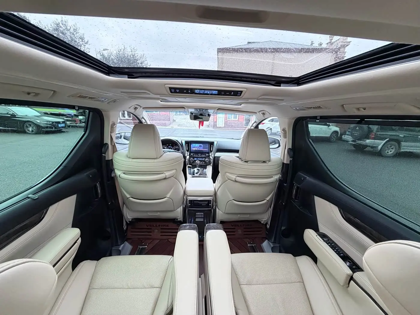 Toyota Vellfire 2022 — Photo 8/9